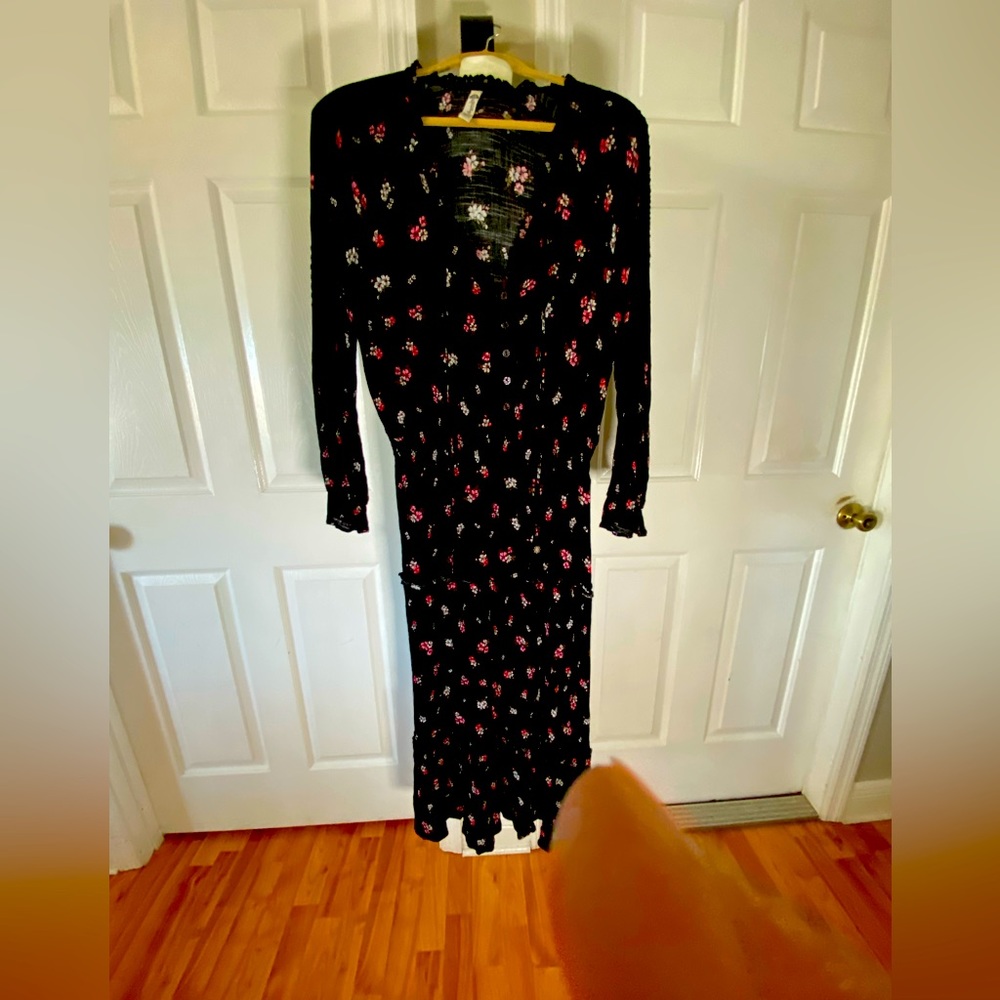 Dress/Women’s size XL Ruffles and lace.V-neck with five buttons.